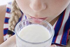 kids_drinking_cows_milk